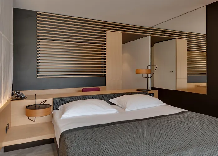 Lone By Maistra Collection