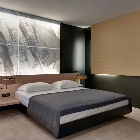 Lone By Maistra Collection