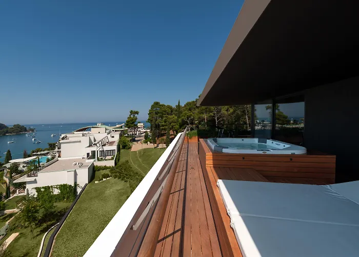 Lone By Maistra Collection