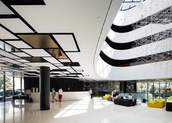 Lone By Maistra Collection 로비니