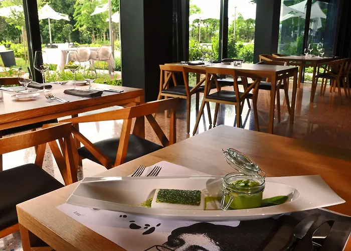 Lone By Maistra Collection 로비니